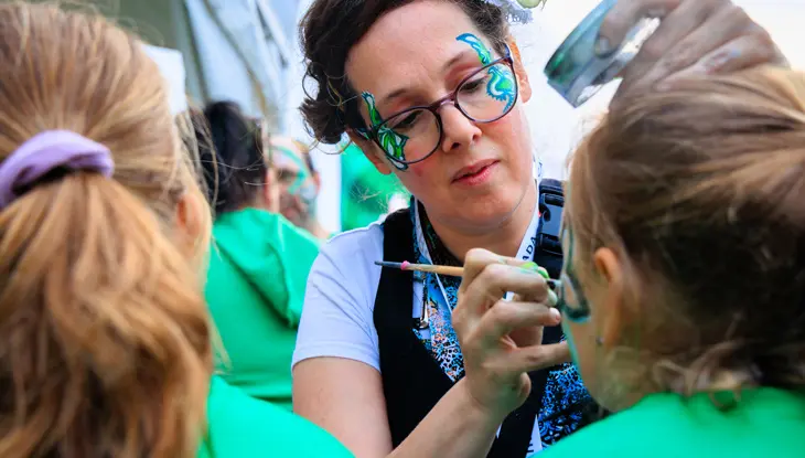 Les enfants s'amusent à se faire peindre le visage au festival franco-ontarien à Ottawa.