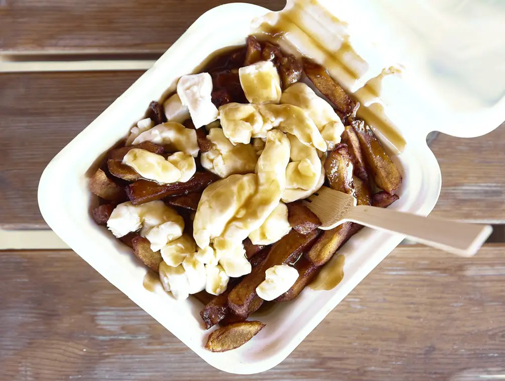 Un plat de poutine à emporter de la fromagerie St. Alberts.